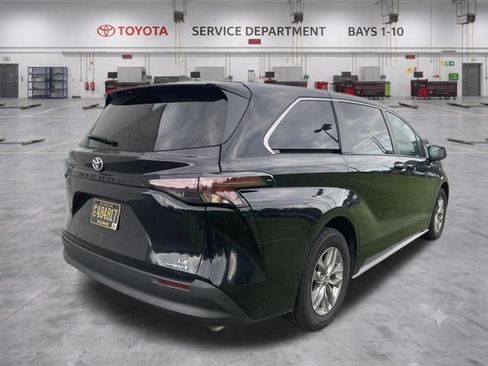 Used 2023 Toyota Sienna LE FWD image 4
