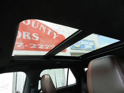 Used 2022 Ford Explorer Platinum w/ Equipment Group 601A AWD/4WD image 21