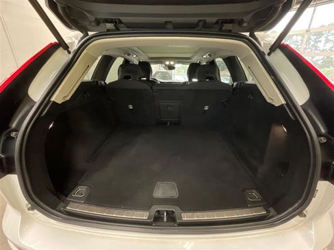 Used 2022 Volvo XC60 B5 Momentum image 20