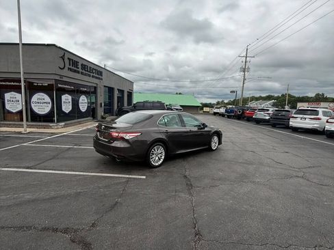 Used 2018 Toyota Camry XLE FWD image 16