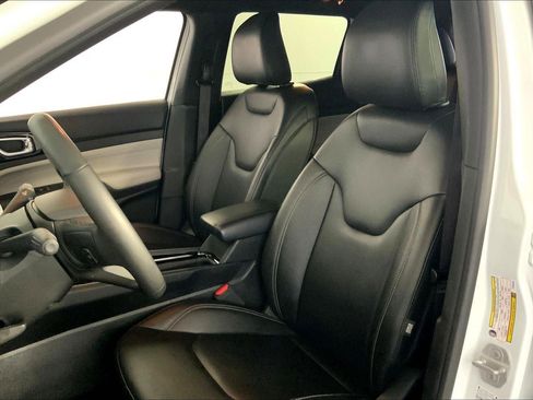 Used 2025 Jeep Compass Limited image 22