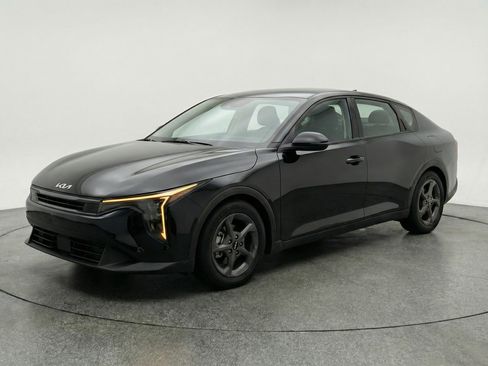 Used 2025 Kia K4 LXS image 3