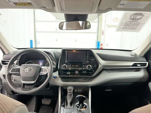 Used 2022 Toyota Highlander L FWD image 10