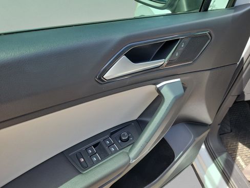 Used 2018 Volkswagen Tiguan SE w/ Panoramic Sunroof Package FWD image 15