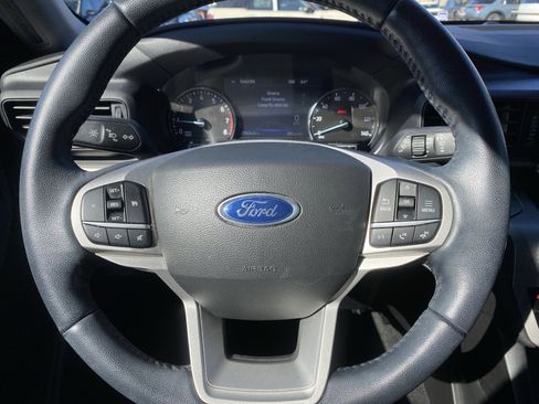Used 2022 Ford Explorer XLT image 13