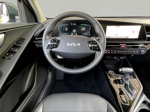 Used 2024 Kia Niro EX FWD image 8