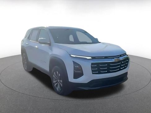 Used 2025 Chevrolet Equinox LT FWD image 3