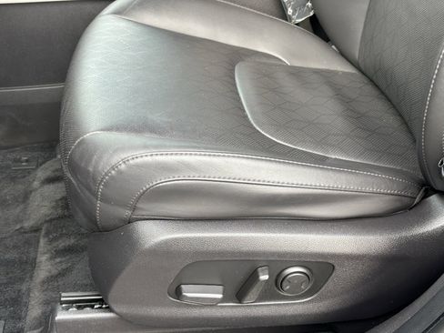 Used 2024 Kia Carnival EX image 17