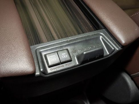 Used 2022 Toyota Sienna Platinum image 8