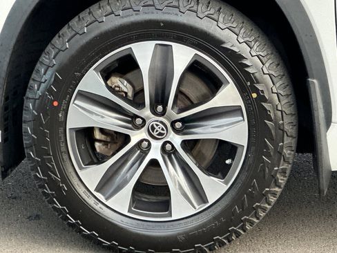 Used 2022 Toyota Highlander XLE image 32