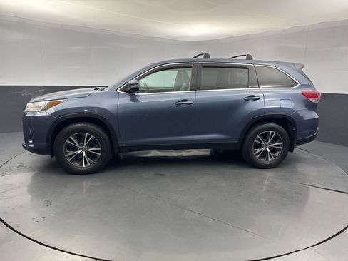 Used 2019 Toyota Highlander LE image 2