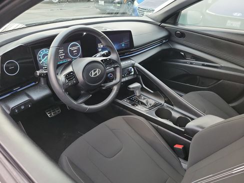 Certified 2025 Hyundai Elantra SEL image 5