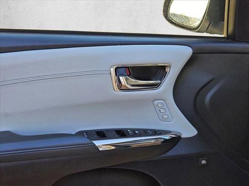 Used 2018 Toyota Avalon Limited FWD image 25