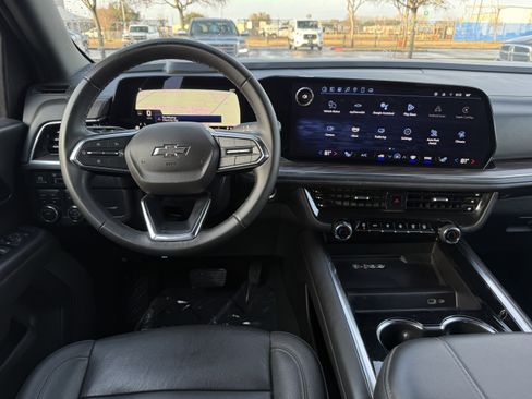 Used 2025 Chevrolet Suburban Z71 image 18