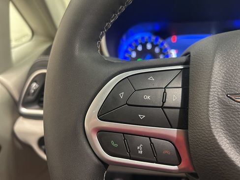 Used 2024 Chrysler Pacifica Limited w/ Uconnect Theater Family Group FWD image 20