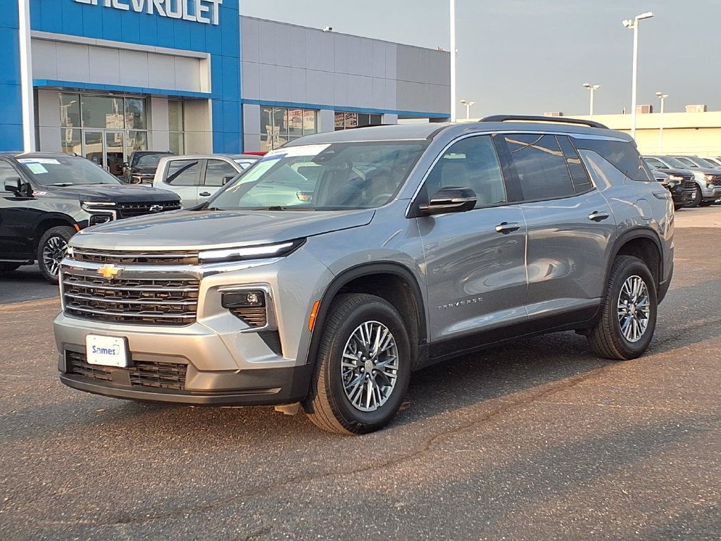 Used 2025 Chevrolet Traverse LT w/ Driver Confidence Package FWD image 3