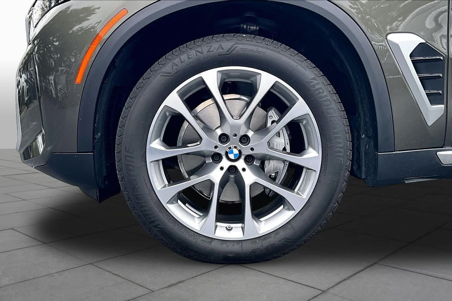 Used 2026 BMW X5 xDrive40i w/ Premium Package AWD/4WD image 11