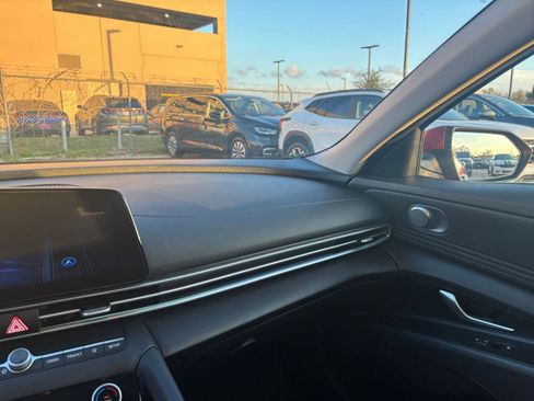 Used 2025 Hyundai Elantra Limited image 33