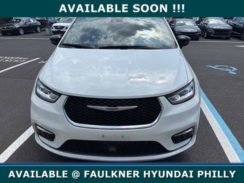 Used 2024 Chrysler Pacifica Touring-L FWD image 1