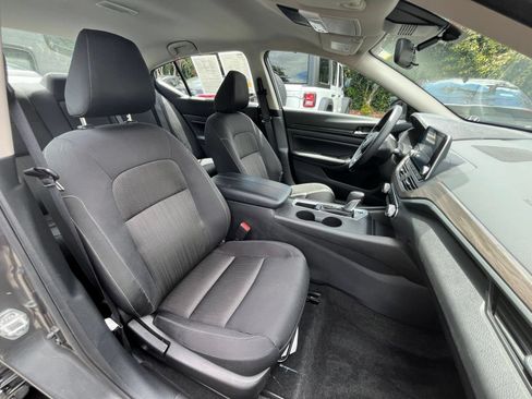 Used 2025 Nissan Altima 2.5 SV FWD image 31