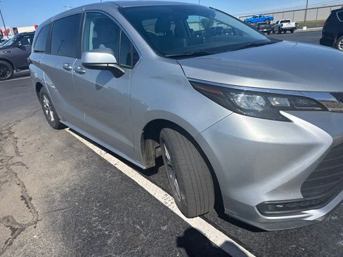 Used 2024 Toyota Sienna LE FWD image 4