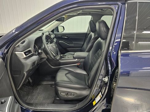 Used 2022 Toyota Highlander XLE image 12