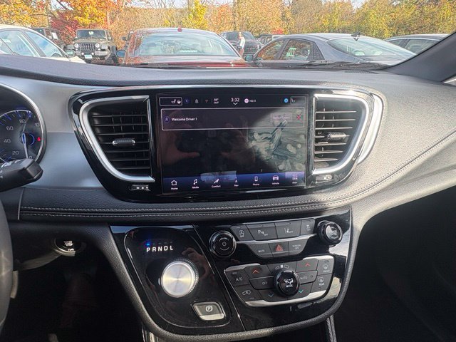 Used 2025 Chrysler Pacifica Limited FWD image 24