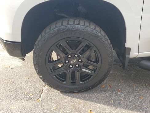 Used 2024 Chevrolet Silverado 1500 LT Trail Boss w/ Convenience Package II image 4