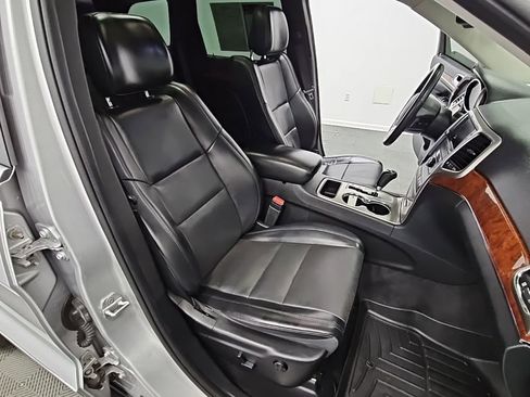 Used 2011 Jeep Grand Cherokee Limited w/ Luxury Group II image 38