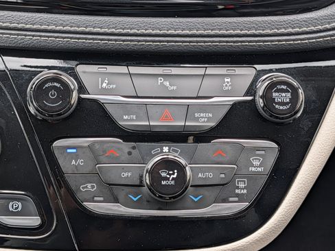 Used 2024 Chrysler Pacifica Limited FWD image 28