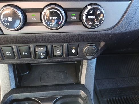 Used 2018 Toyota Tacoma TRD Off-Road image 45