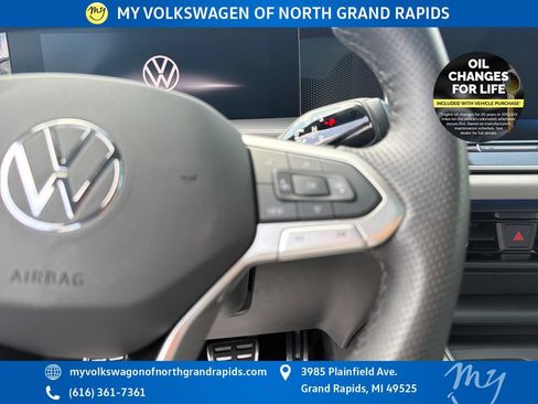 Used 2025 Volkswagen Tiguan SE R-Line AWD/4WD image 18