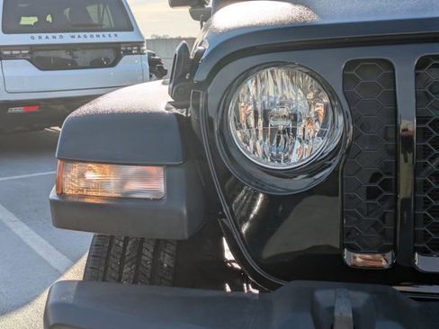 Used 2022 Jeep Gladiator Sport image 8