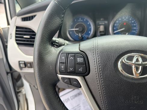 Used 2018 Toyota Sienna XLE w/ XLE Navigation Package FWD image 34