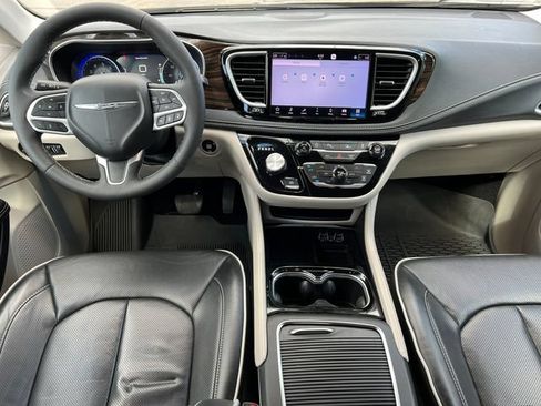 Used 2024 Chrysler Pacifica Limited FWD image 3