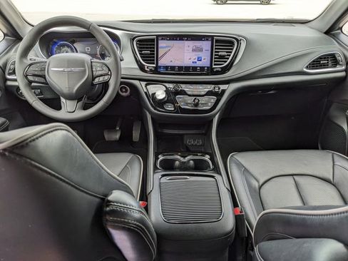 Used 2025 Chrysler Pacifica Limited image 15