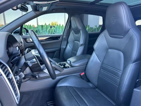 Used 2023 Porsche Cayenne AWD/4WD image 5