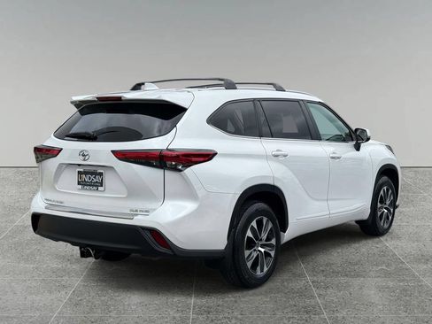 Used 2023 Toyota Highlander XLE AWD/4WD image 10