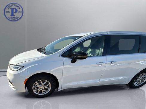 Used 2025 Chrysler Pacifica Select FWD image 10