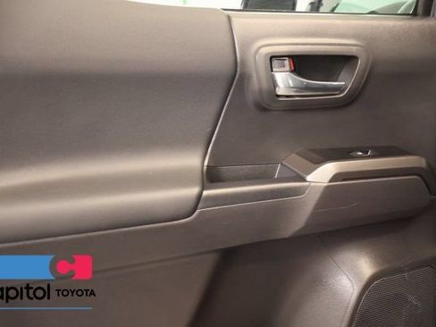 Certified 2022 Toyota Tacoma TRD Off-Road AWD/4WD image 30