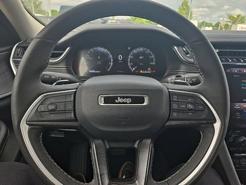Used 2023 Jeep Grand Cherokee L Limited AWD/4WD image 17