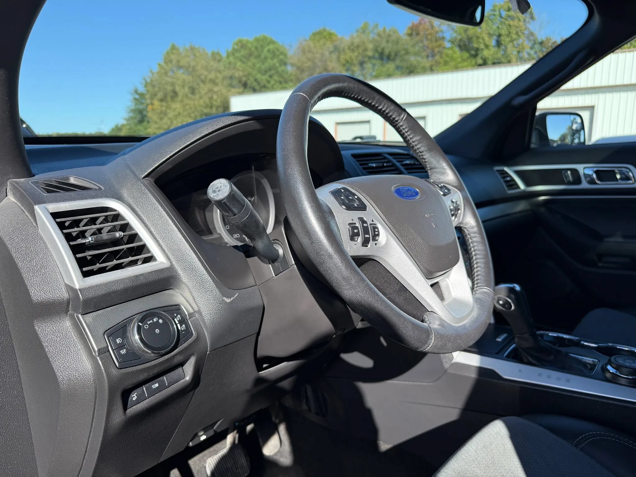 Used 2015 Ford Explorer XLT w/ Equipment Group 202B AWD/4WD image 17