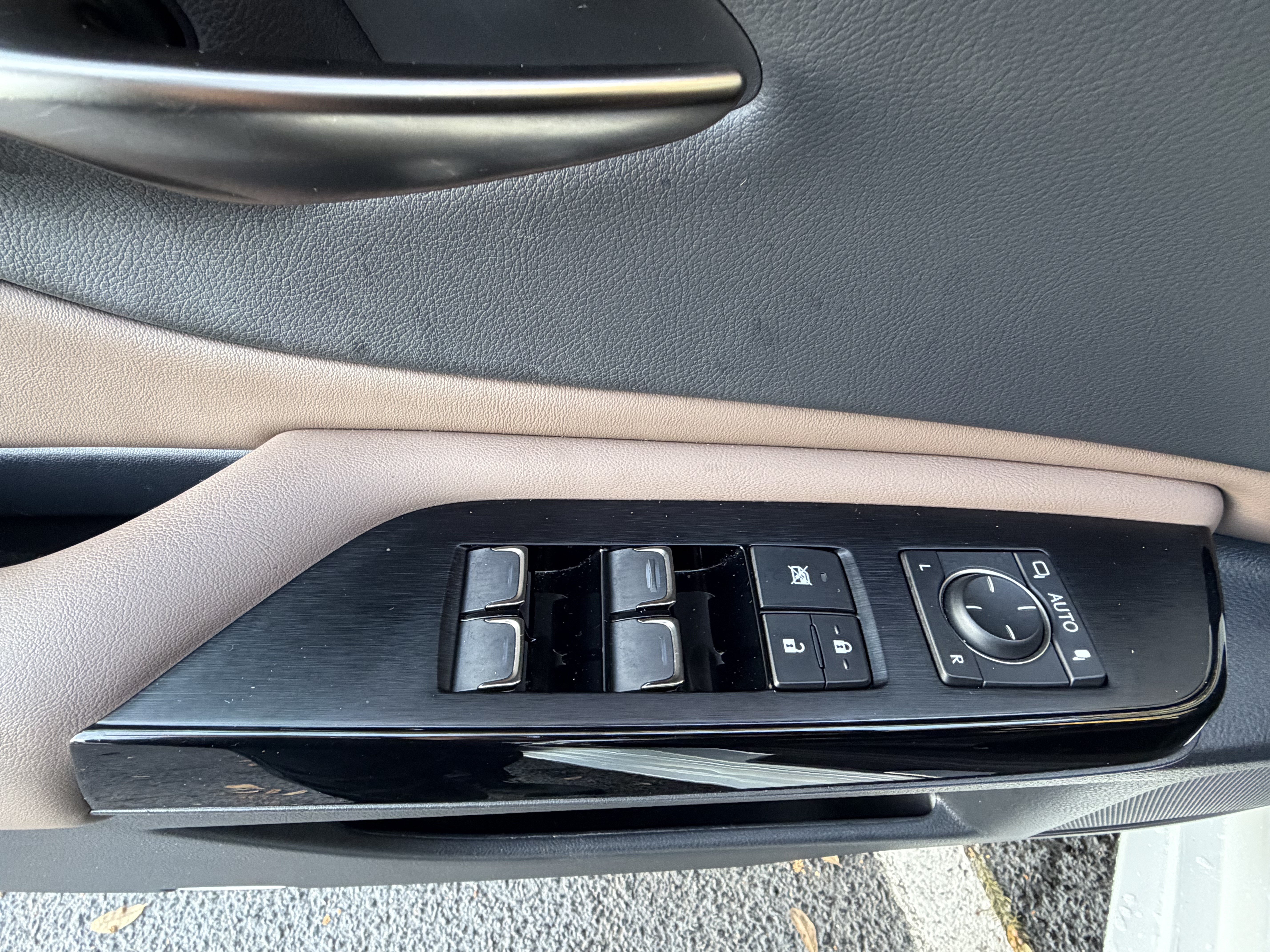 Used 2025 Lexus ES 350 w/ Premium Package FWD image 14