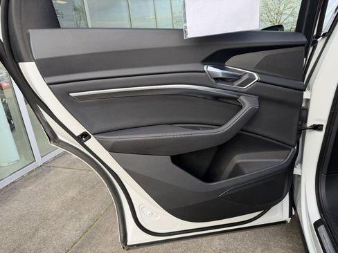 Used 2022 Audi e-tron Premium w/ Convenience Plus Package image 28