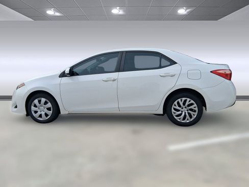 Used 2019 Toyota Corolla LE image 2