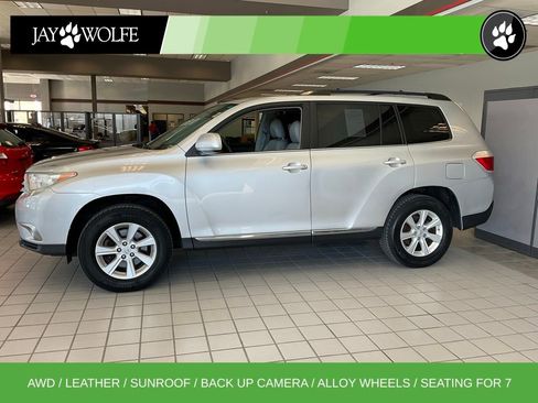 Used 2011 Toyota Highlander SE w/ Tow Pkg image 3