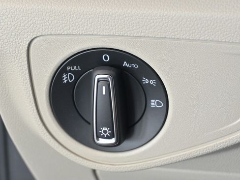 Used 2019 Volkswagen Atlas SE w/ Panoramic Sunroof Package image 16