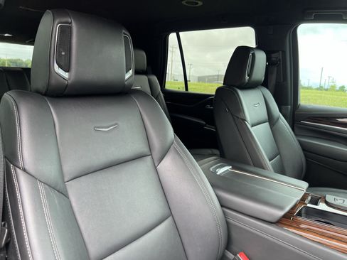 Used 2022 Cadillac Escalade Luxury w/ LPO, Illumination Package AWD/4WD image 35