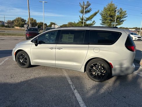 New 2026 Chrysler Pacifica Select image 21