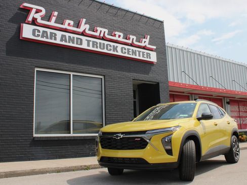Used 2025 Chevrolet Trax RS w/ Driver Confidence Package FWD image 8